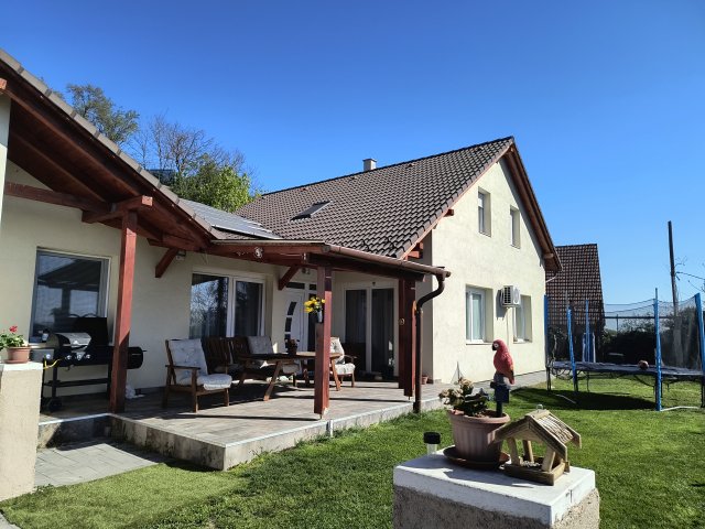 Eladó családi ház, Százhalombattán 182 M Ft, 6 szobás