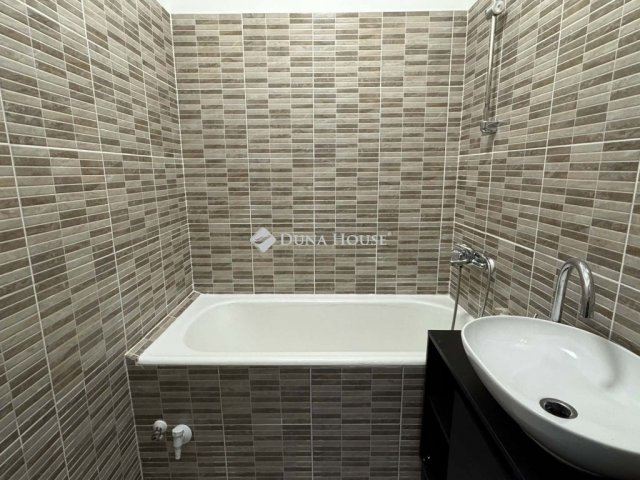 Eladó panellakás, Pécsett 50 M Ft, 2 szobás