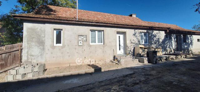 Eladó családi ház, Akasztón 19.99 M Ft, 1 szobás