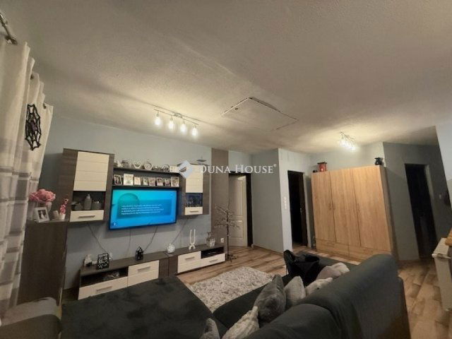 Eladó téglalakás, Vecsésen 46.5 M Ft, 4 szobás