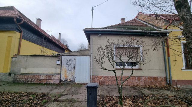 Eladó családi ház, Tatán 53.5 M Ft, 2 szobás