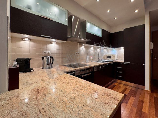 Kiadó téglalakás, albérlet, I. kerületben, Országház utcában