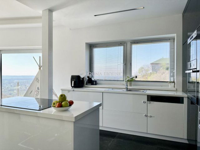 Eladó családi ház, Pécsett 349 M Ft, 5 szobás