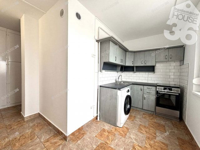 Eladó panellakás, Kecskeméten 48 M Ft, 3 szobás