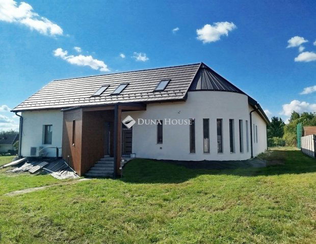 Eladó családi ház, Sukorón 269 M Ft, 7 szobás