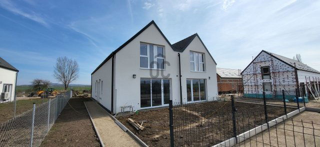 Eladó ikerház, Vácon 79.9 M Ft, 3 szobás / költözzbe.hu