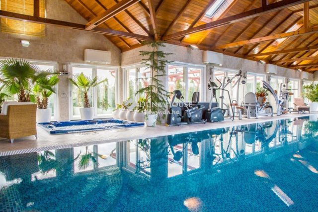 Eladó családi ház, Orosházán 1241.6 M Ft, 10 szobás