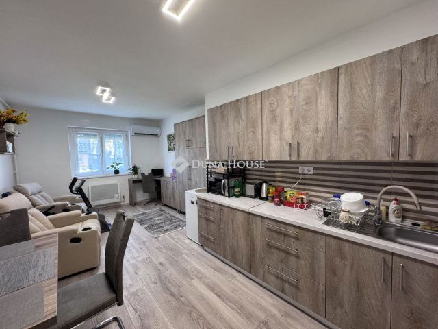 Eladó téglalakás, Komlón, Petőfi téren 17 M Ft, 1 szobás