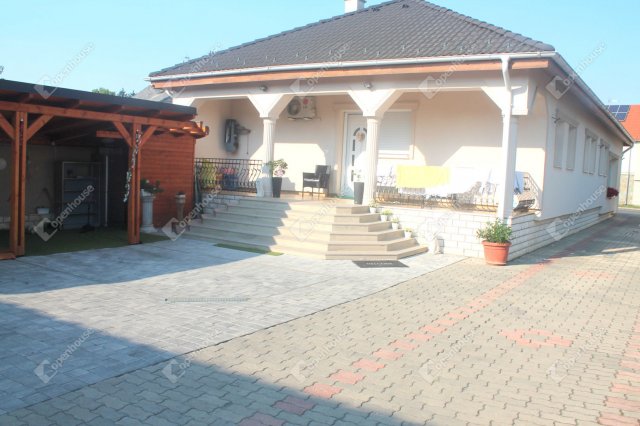 Eladó családi ház, Szombathelyen 128 M Ft, 5 szobás