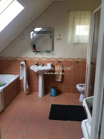 Eladó családi ház, Újpetrén 53.35 M Ft, 5 szobás