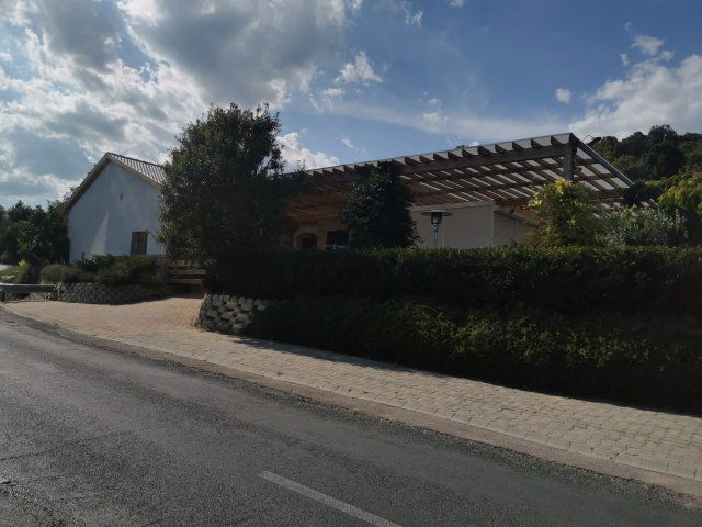 Eladó üzlethelyiség, Balatonalmádiban 99.9 M Ft, 3 szobás