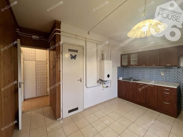 Eladó panellakás, Kecskeméten 68.8 M Ft, 3 szobás