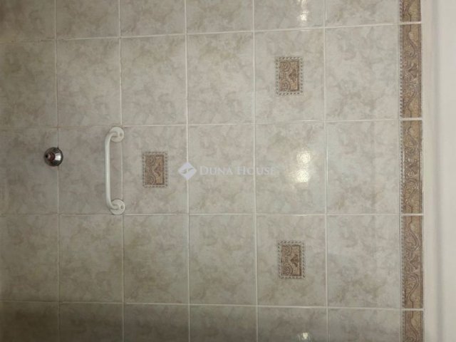 Eladó családi ház, Vácon 99 M Ft, 5 szobás