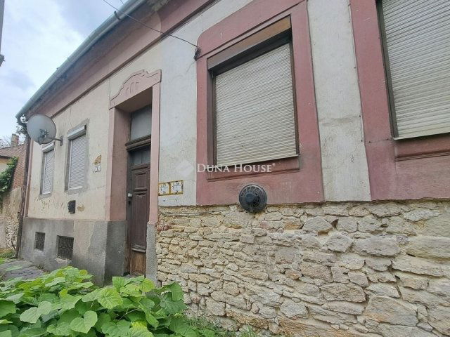 Eladó családi ház, Pécsett 29.9 M Ft, 2 szobás