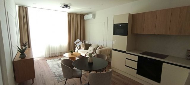 Eladó panellakás, Szegeden 78.5 M Ft, 3 szobás