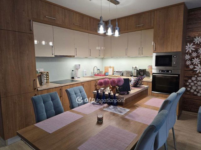 Eladó téglalakás, Sárváron 88.9 M Ft, 3 szobás