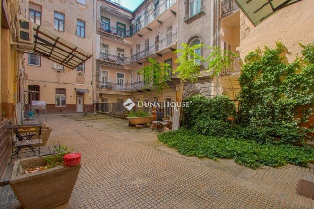 Eladó téglalakás, Budapesten, VI. kerületben 135 M Ft, 2 szobás