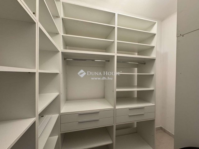 Eladó téglalakás, Pécsett 120 M Ft, 4 szobás