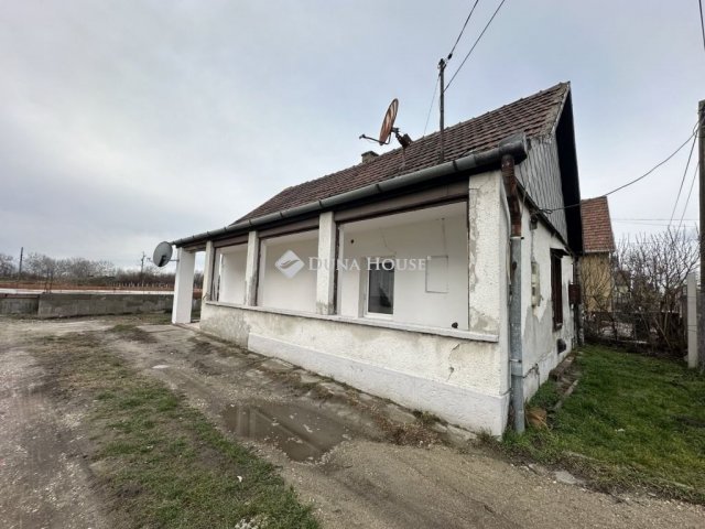 Eladó családi ház, Sárbogárdon 18 M Ft, 1 szobás