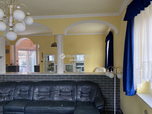 Eladó családi ház, Esztergomban 250 M Ft, 6 szobás