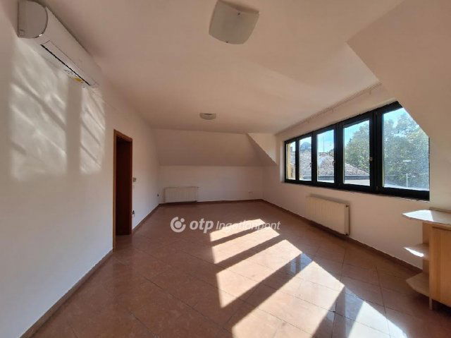 Eladó téglalakás, Veszprémben 119 M Ft, 4 szobás