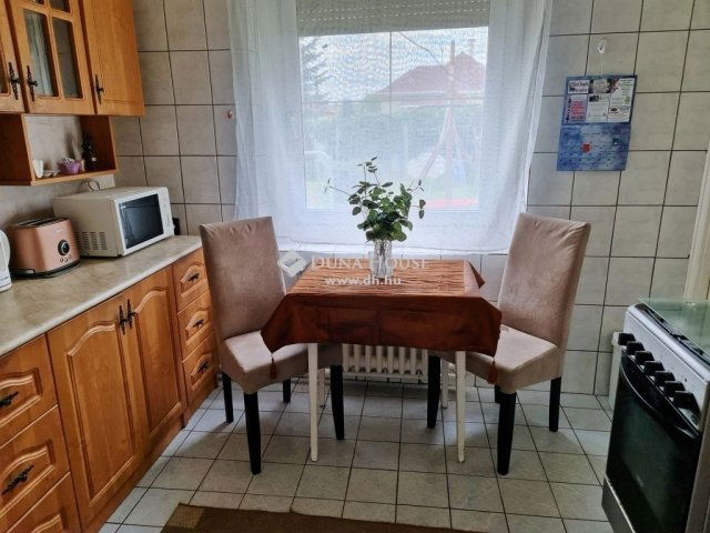 Eladó családi ház, Vácon 109 M Ft, 5 szobás