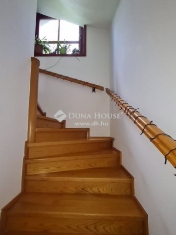 Eladó családi ház, Kesztölcön 118.9 M Ft, 6 szobás