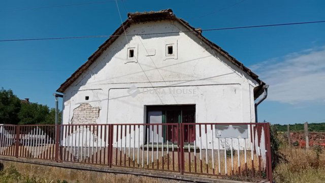 Eladó családi ház, Pincehelyen 9.9 M Ft, 2 szobás