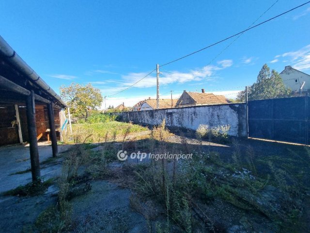 Eladó családi ház, Egyházaskeszőn 14 M Ft, 4+2 szobás