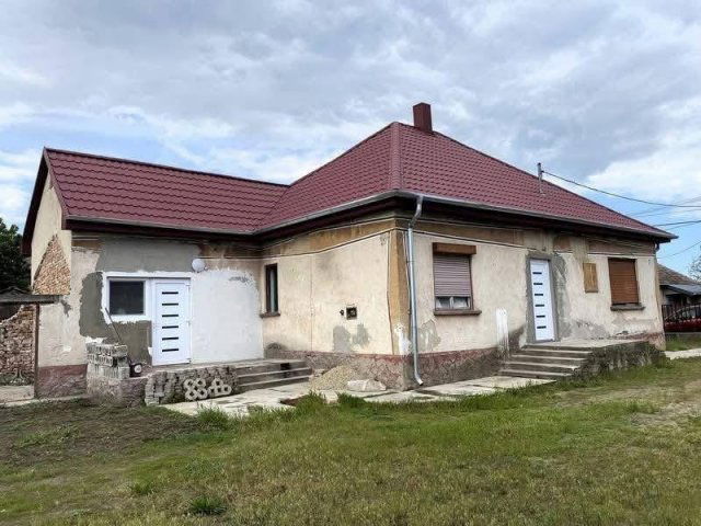 Eladó családi ház, Dánszentmiklóson 28.9 M Ft, 2+1 szobás
