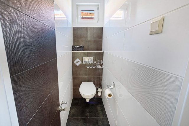 Eladó ikerház, Pécelen 349 M Ft, 11 szobás