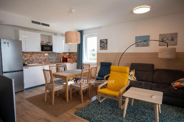 Eladó téglalakás, Balatonkenesén 139.9 M Ft, 3 szobás