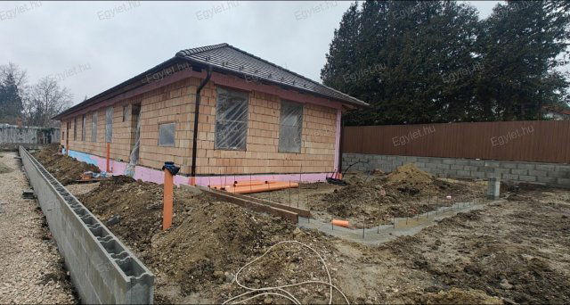 Eladó téglalakás, Százhalombattán 99.99 M Ft, 4 szobás