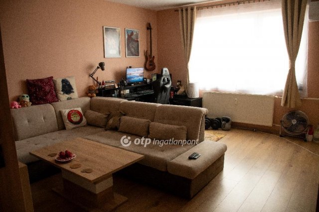 Eladó téglalakás, Mosonmagyaróváron 56.99 M Ft, 1+2 szobás