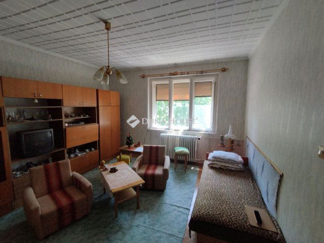Eladó téglalakás, Várpalotán 17.9 M Ft, 1 szobás