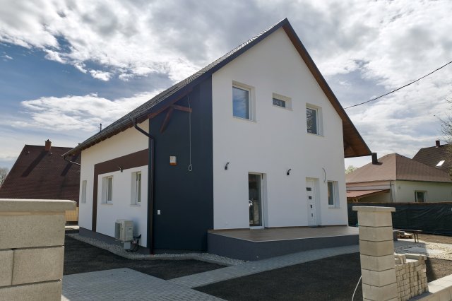 Eladó téglalakás, Balatonakarattyán 140 M Ft, 4 szobás