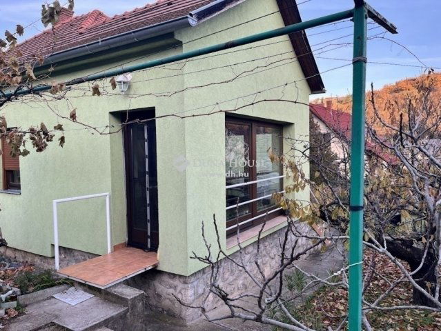 Eladó családi ház, Pécsett 82.9 M Ft, 2 szobás