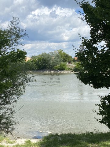 Eladó családi ház, Leányfaluban 370 M Ft, 28 szobás