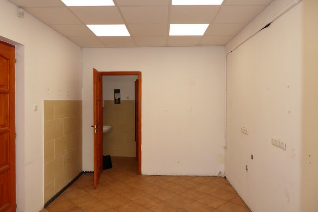 Kiadó iroda, Pécsett, Ferencesek utcájában 120 E Ft / hó