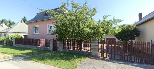 Eladó családi ház, Zircen 67.9 M Ft, 3 szobás