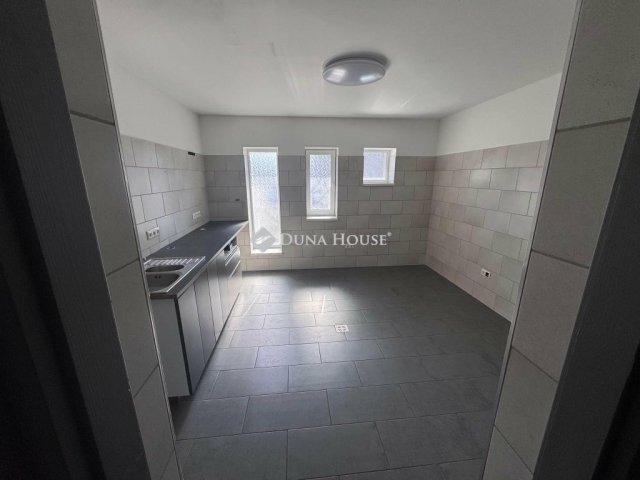 Eladó családi ház, Gödöllőn 150 M Ft, 8 szobás