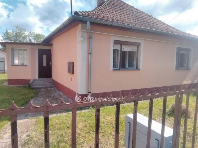 Eladó családi ház, Berettyóújfaluban 42 M Ft, 2 szobás