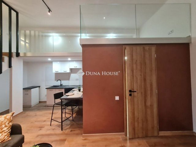 Eladó téglalakás, Budapesten, VI. kerületben 59.9 M Ft, 1 szobás