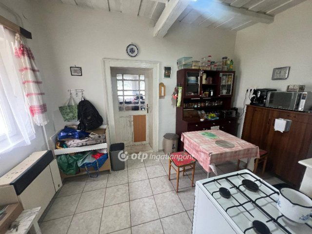 Eladó családi ház, Újszászon 15 M Ft, 2 szobás