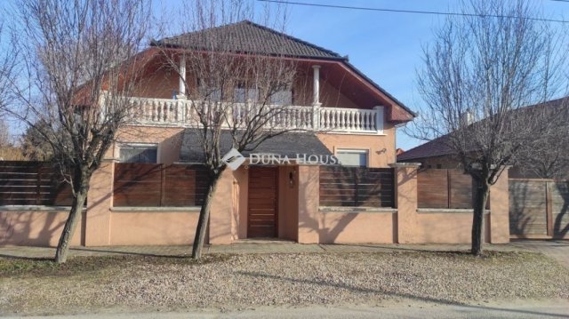 Eladó családi ház, Cegléden 124 M Ft, 7 szobás