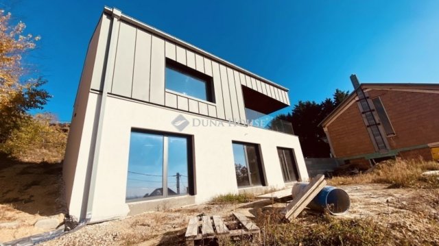 Eladó családi ház, Csömörön 245 M Ft, 4 szobás