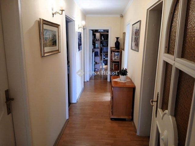 Eladó családi ház, Esztergomban 217.385 M Ft, 8 szobás