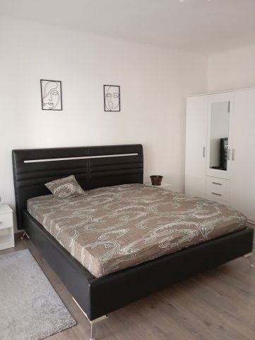 Kiadó téglalakás, albérlet, Pécsett 130 E Ft / hó, 1 szobás