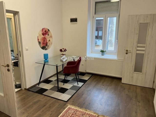 Eladó téglalakás, Pécsett 88.8 M Ft, 3 szobás