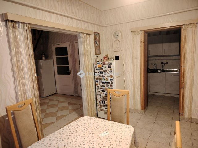 Eladó családi ház, Kisbéren 49.9 M Ft, 6 szobás